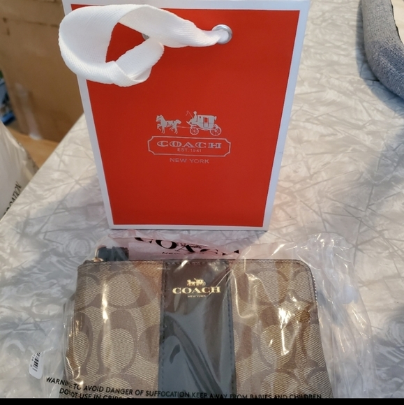 Nwt Coach wristlet - Picture 1 of 5